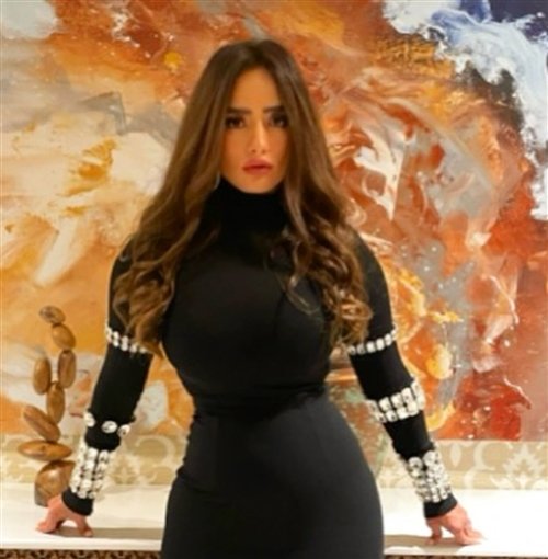 زينة بفستان أسود ضيق مرصع بالكريستالات
