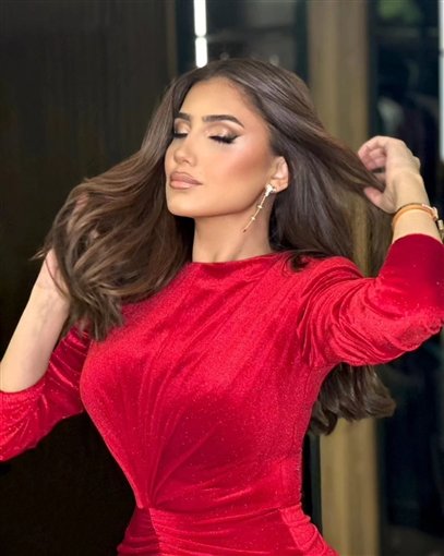 مي عمر بفستان أحمر في حفل خطوبة ريم سامي