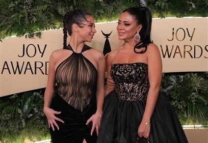 رانيا يوسف وابنتها بفستان كايلي جينر في Joy Awards