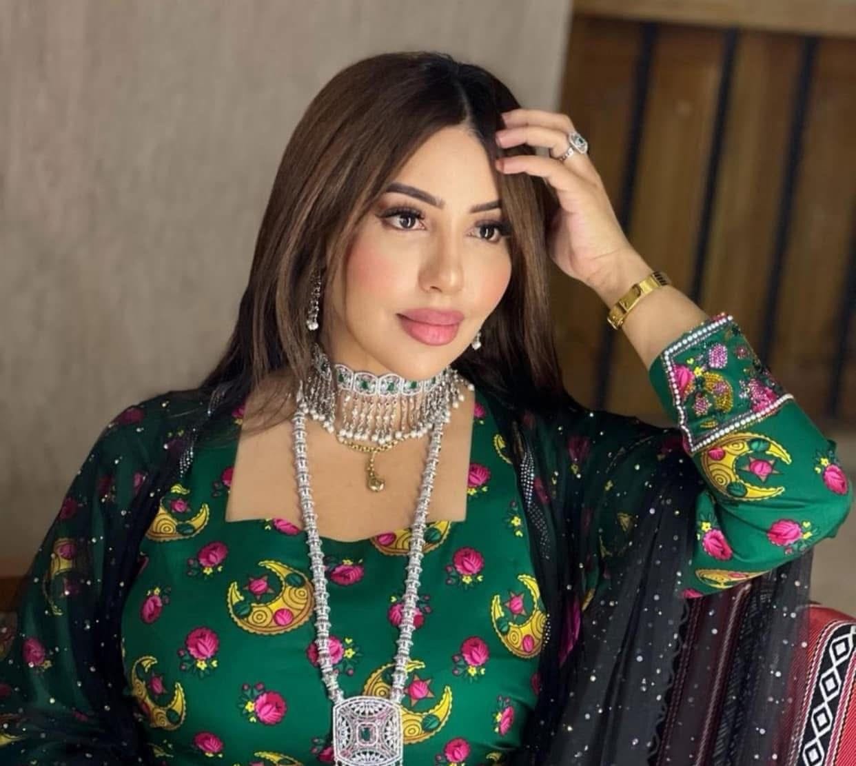 بالزي الخليجي.. رشا السيد تحتفل بليلة النصف من شعبان 