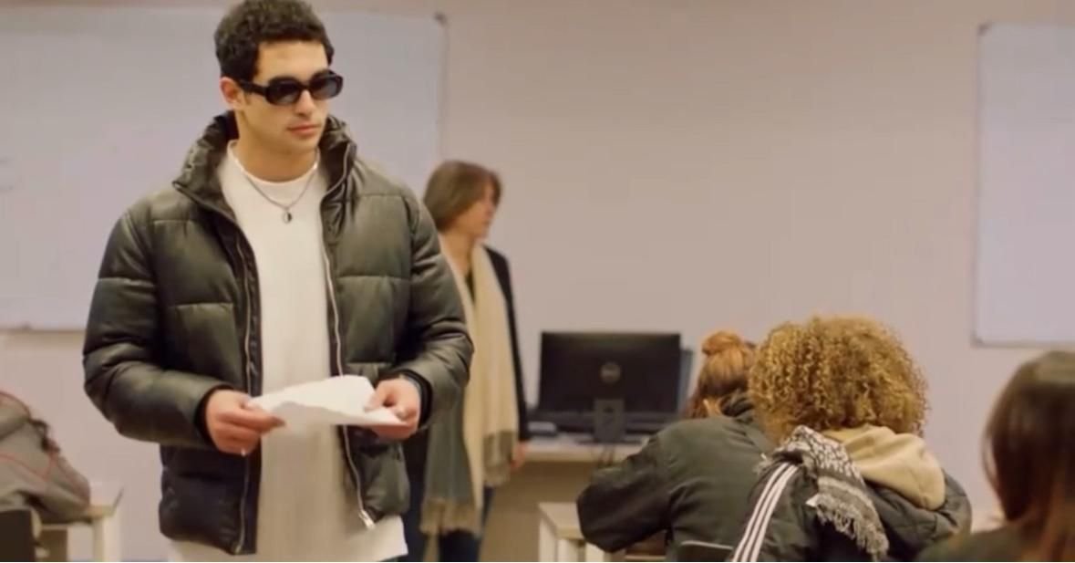 يوسف عمر متخفيًا وراء نظارات شمية ويحاول الغش في الإمتحان في الحلقة الأولى.. كامل العدد ++