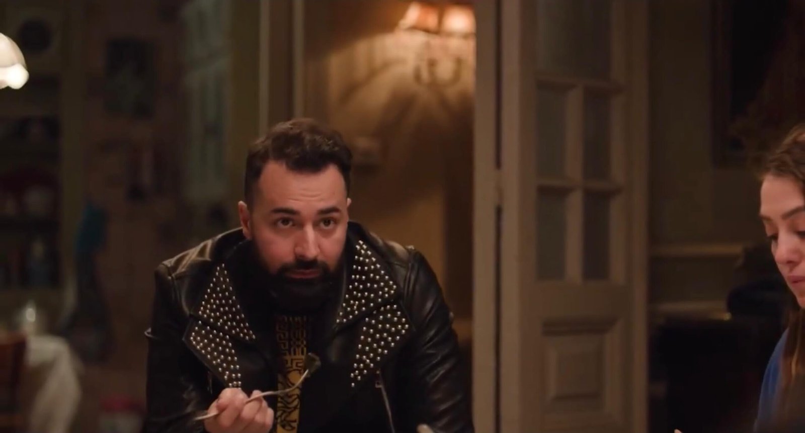 أحمد حاتم يشعل الغموض في الحلقة الأولى من إخواتي 
