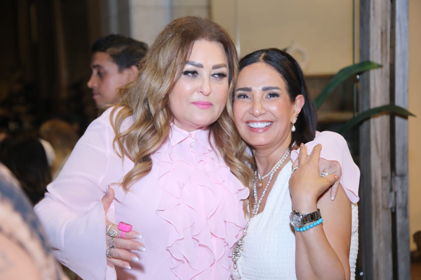 الفنانة أمل رزق تحتفل بعيد ميلاد النجمة نهال عنبر بالتجمع 