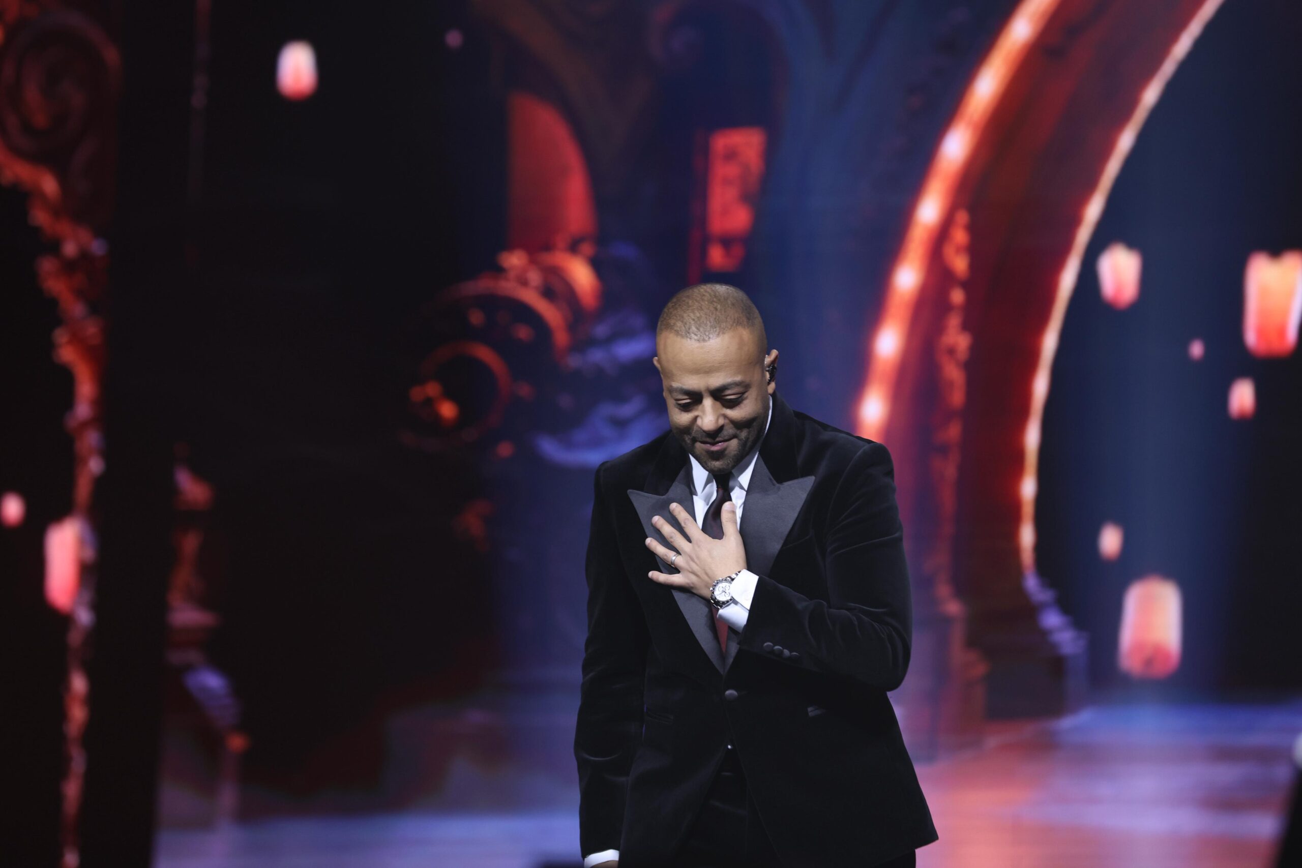 تامر عاشور يتألق في ليلة استثنائية على مسرح الكويت أرينا