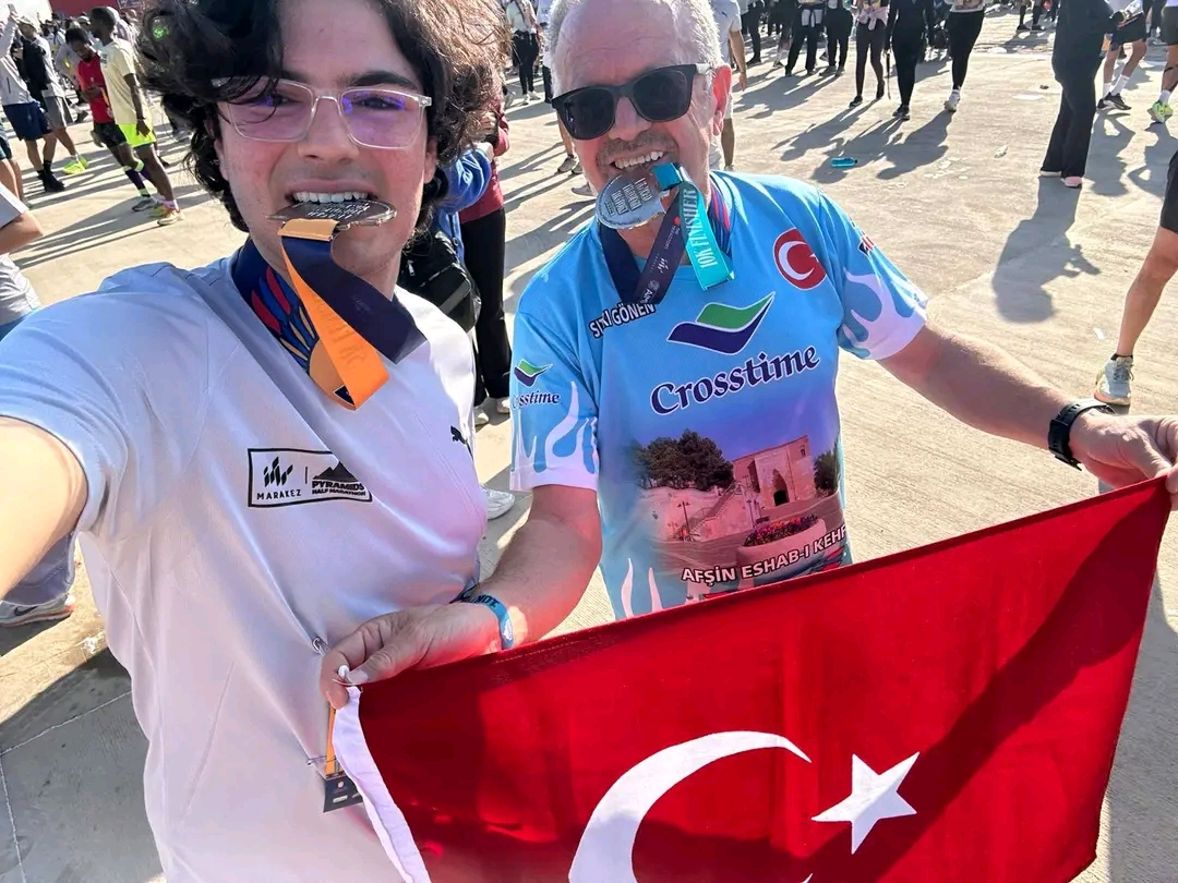 أمير يشارك في ماراثون أهرامات الجيزة السابع ويلتقي مشاركًا تركيًا… والسفير التركي يشيد بالفعالية