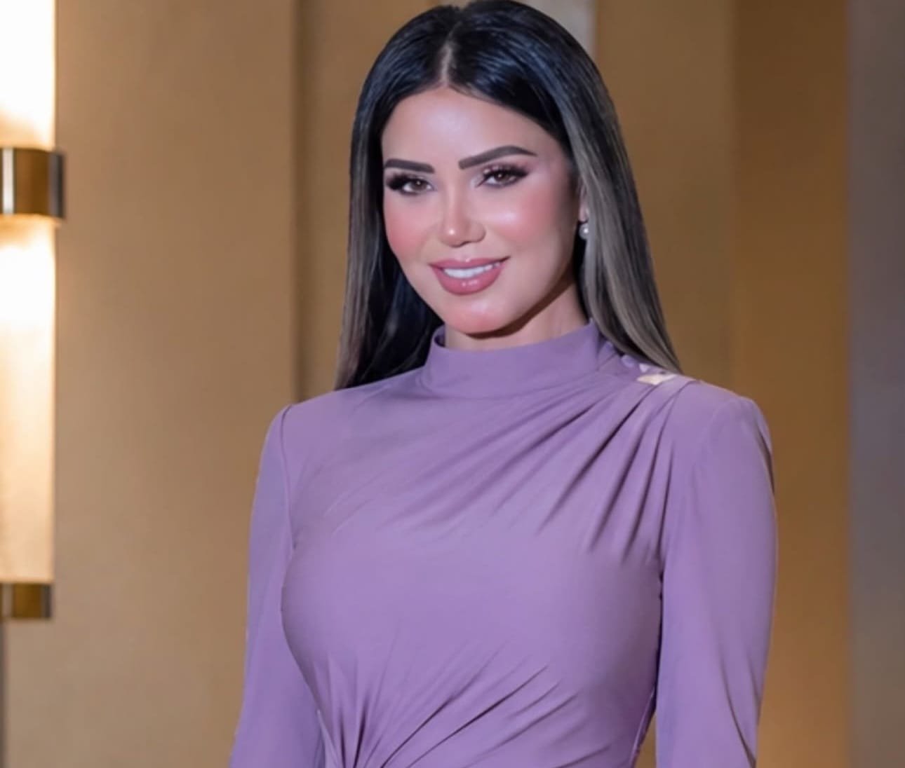 إيناس عز الدين تخطف الأنظار بإطلالة موف أنيقة في بيت الأزياء السعودي بجدة